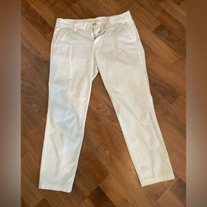 White Old Navy capris. Size 6.